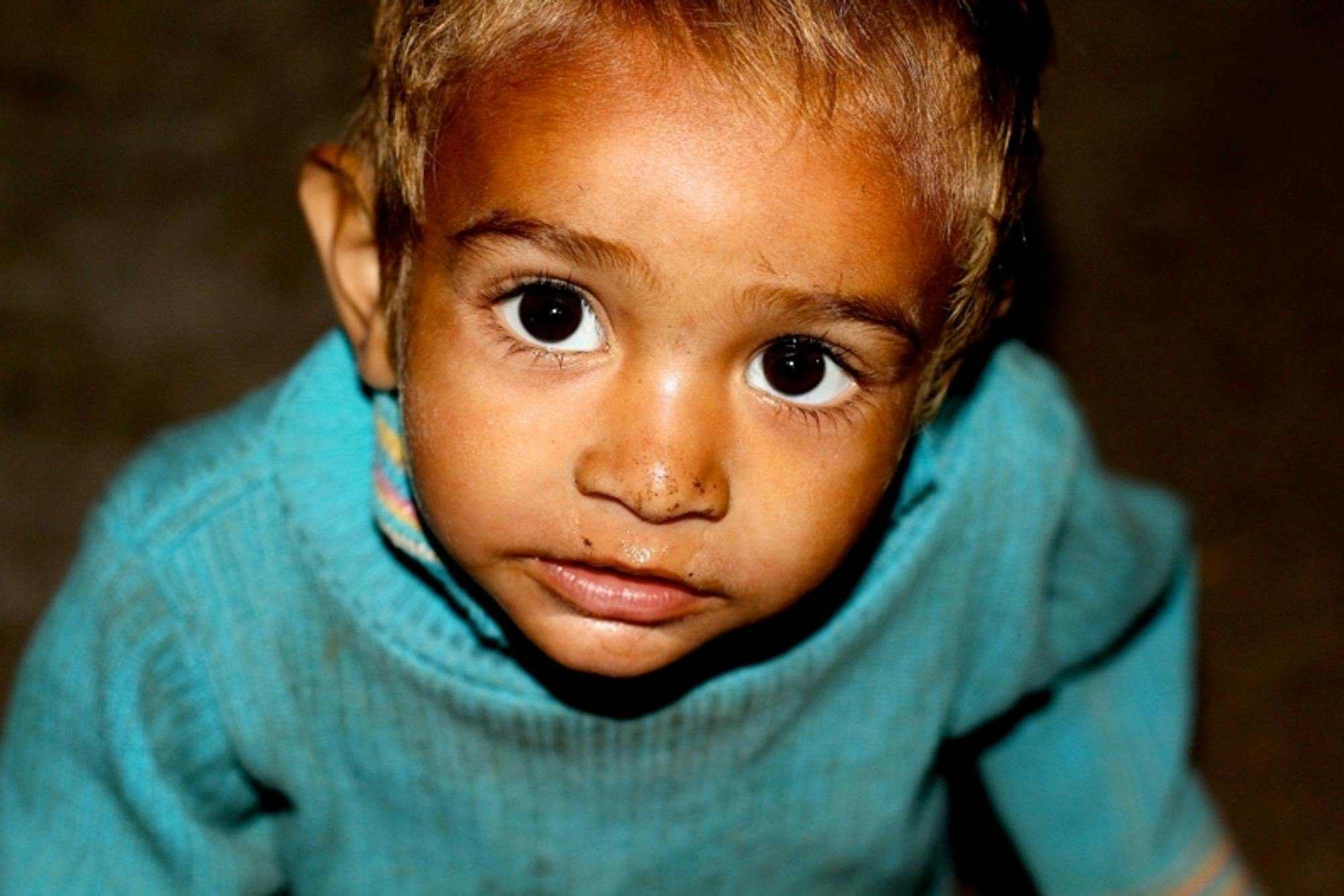 段ボールで生活する家族の子供。インドの子どもたちは、目の力が強く感じた。